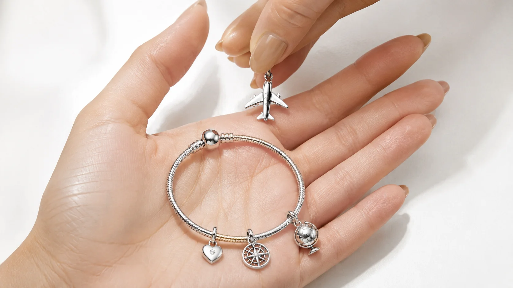 Sắp xếp charm có chủ đích trên vòng charm bạc