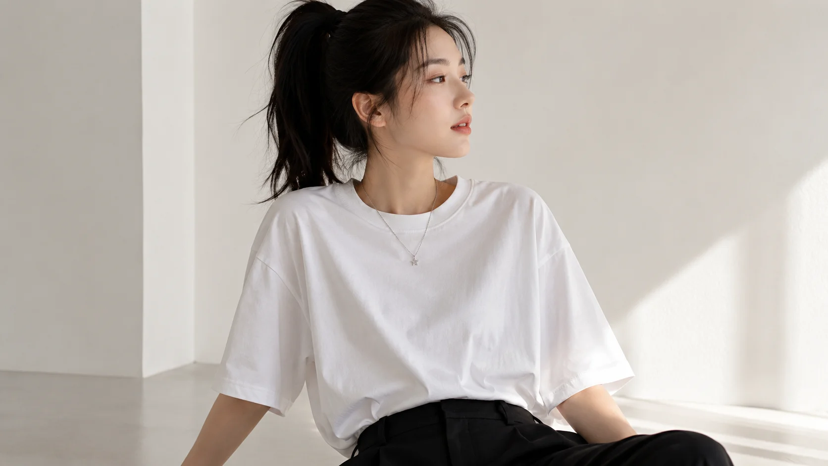 Dây chuyền bạc mảnh phối cùng outfit áo thun trắng tối giản