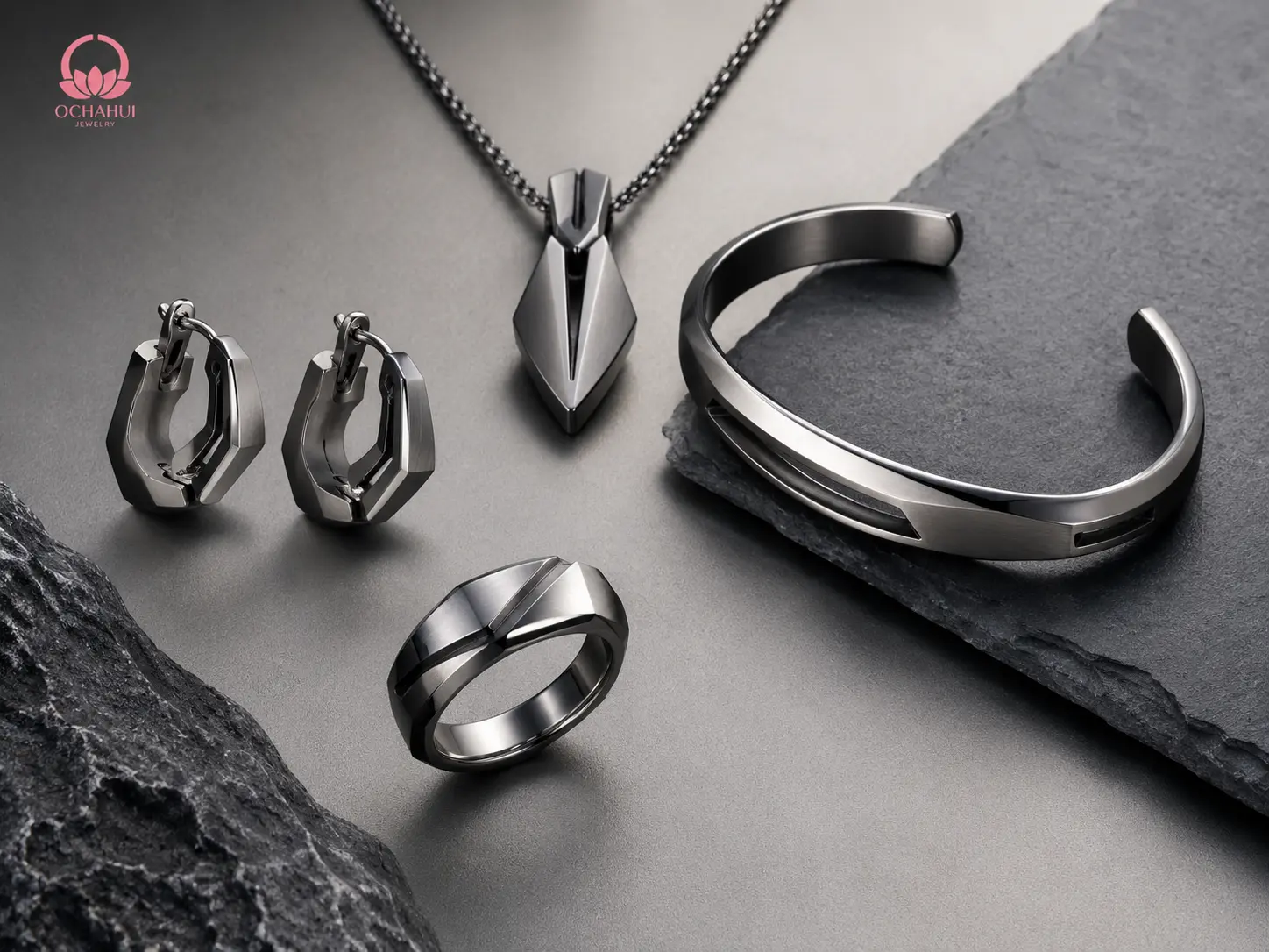 Trang sức titanium màu xám bạc hiện đại