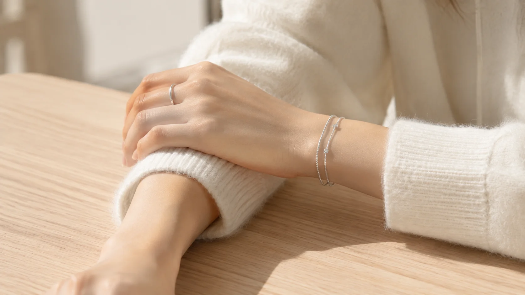 Kết hợp nhẫn bạc và vòng tay bạc thanh mảnh
